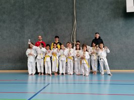 Karatekinder mit Pokalen